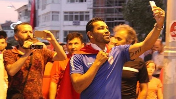 Boluspor oyuncusu Andre Santos, Türk bayrağı ile darbe protestolarına katıldı