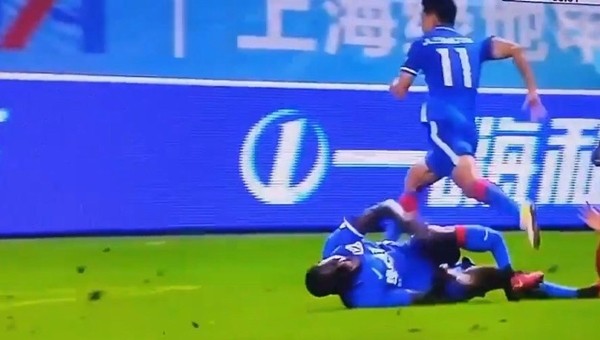 Demba Ba'nın ayağı kırıldı