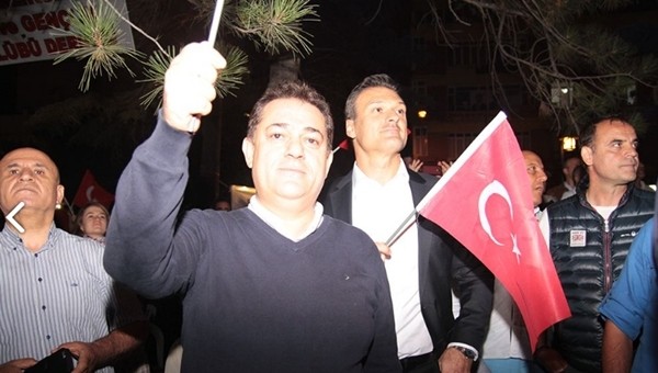 Eskişehirspor'da Halil Ünal ve Alpay Özalan darbeyi meydanlarda protesto etti