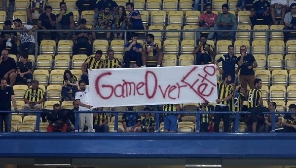 Fenerbahçe tribünlerinden FETÖ'ye mesaj