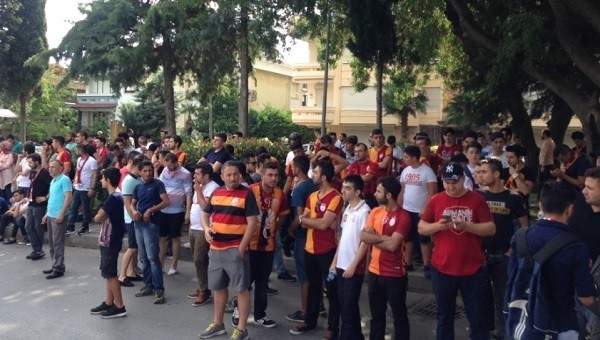 Galatasaray taraftarları Florya'yı bastı