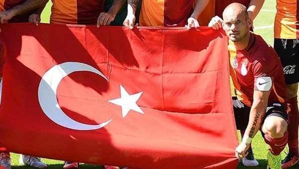 Galatasaray'ın kaptanı Wesley Sneijder hırsıyla dikkat çekiyor