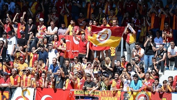Galatasaraylı taraftarlardan Zurich maçında 'darbeye' hayır' sesleri