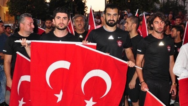 Gaziantepspor darbe protestoları için meydanlara indi