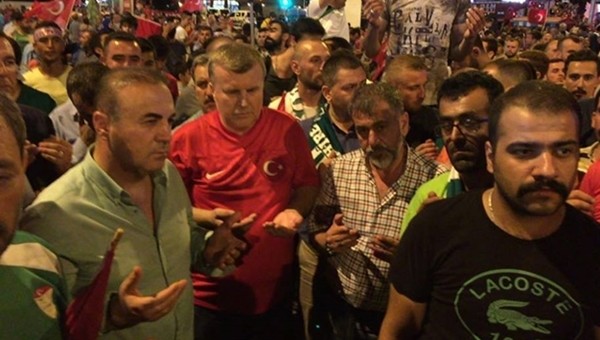 Konyaspor yönetimi demokrasi nöbetinde