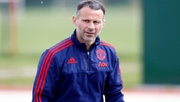  Ryan Giggs resmen veda etti