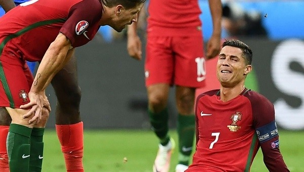 Cristiano Ronaldo'nun sakatlığı sosyal medyayı salladı (Portekiz - Fransa Euro 2016 final maçı)