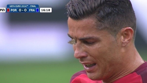 Cristiano Ronaldo'nun Portekiz - Fransa maçında sakatlandığı sırada yüzüne konan güve sosyal medyayı salladı