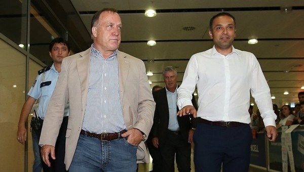 Advocaat ayağının tozuyla Fenerbahçe'yi izledi