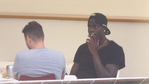 Mario Balotelli tatilde sigara içerken görüntülendi