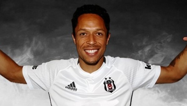 Beşiktaş'ın yeni transferi Adriano için imza töreni