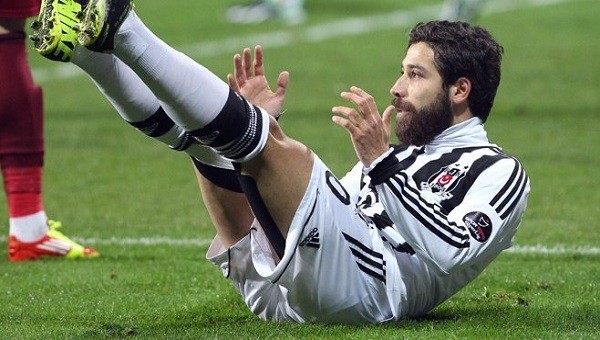 Beşiktaş'ta Olcay Şahan ısınırken sakatlandı