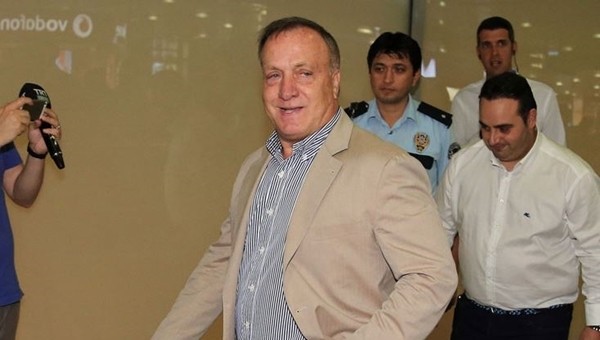 Dick Advocaat 10 numara istiyor mu?