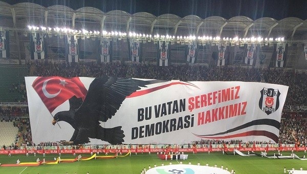 Beşiktaşlı taraftarlardan Galatasaray'a FETÖ tepkisi