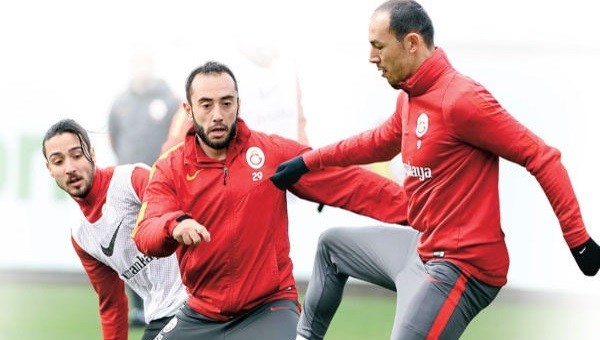 Galatasaraylı 3 futbolcuya olay sözler! 'Sokakta dolaşamazlar'
