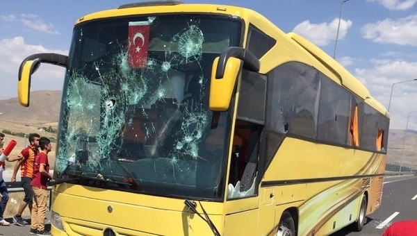 Süper Kupa finali öncesi taşlı saldırı