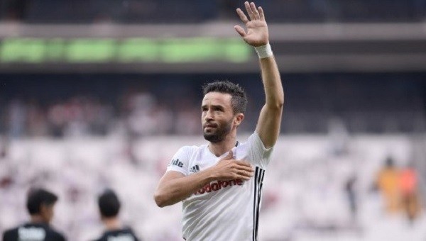 Gökhan Gönül, Vodafone Arena'da 3'lü çektirdi