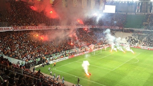 Galatasaray taraftarları Beşiktaş maçında sahaya yanıcı madde attı