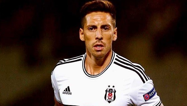 Jose Sosa Beşiktaş'tan resmen ayrıldı