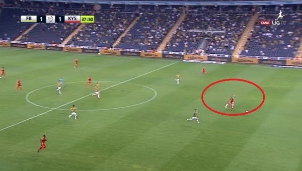 Fenerbahçe'de Kjaer'in kırmızı kartı taraftarı çıldırttı