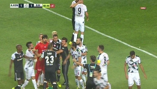 Konyaspor - Beşiktaş maçında saha karıştı