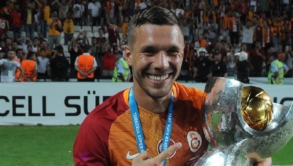 Lukas Podolski gideceği takımı açıkladı