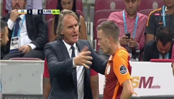 Riekerink çılgına döndü! Futbolcusunu itti...