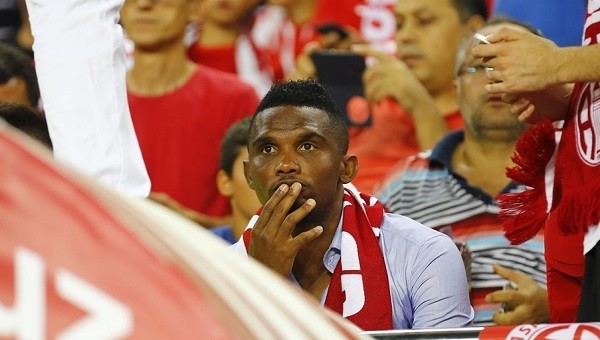 Samuel Eto'o tribünden taktik verdi