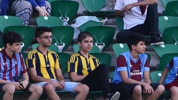 Trabzonsporlu ve Fenerbahçeli taraftarlar maçı birlikte izledi