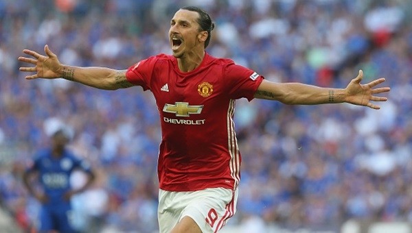 Zlatan attı, Manchester United kupayı kazandı!