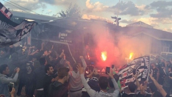 Beşiktaş taraftarları takımlarını böyle uğurladı