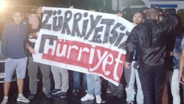 Beşiktaş taraftarlarından Hürriyet Gazetesi protestosu