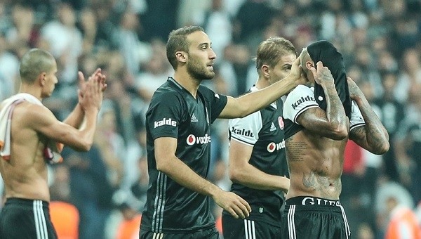 Beşiktaşlı taraftarlar takımlarını alkışladı