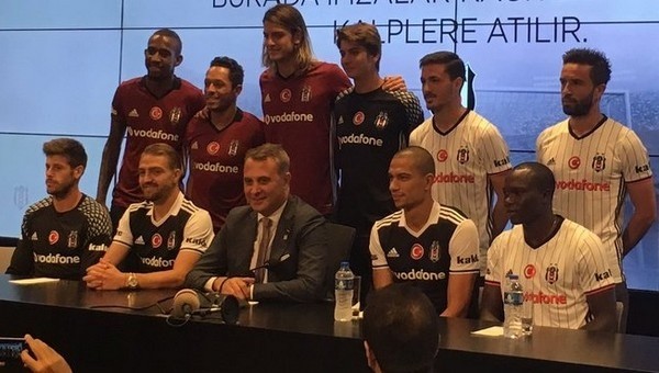 Beşiktaş'tan toplu imza töreni