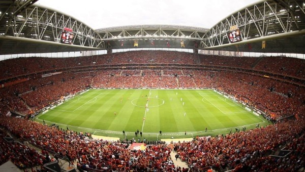 Antalyaspor maçında TT Arena tıklım tıklım