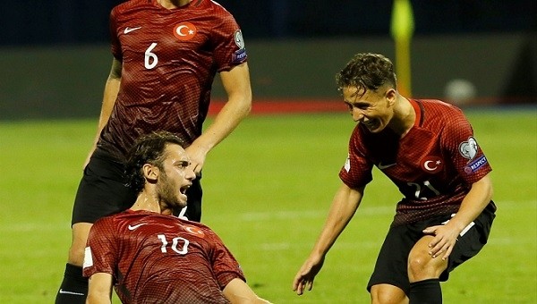 Hakan Çalhanoğlu milli takımı taşıyor