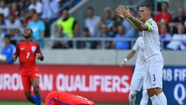 Martin Skrtel İngiltere maçında kızardı