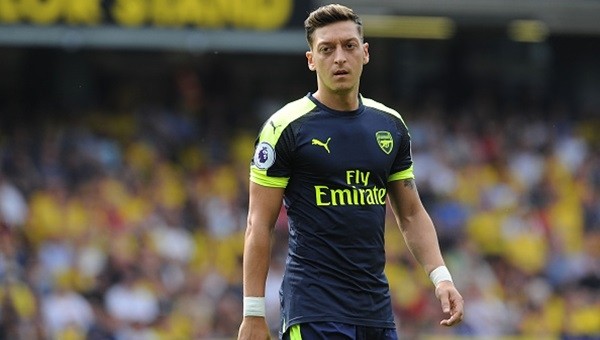 Mesut Özil, Arsenal ile masaya oturuyor