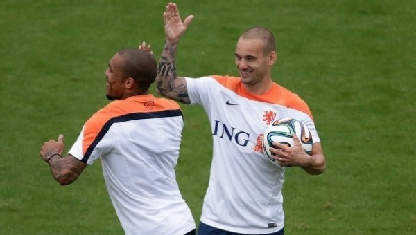 Sneijder, De Jong'a evini açtı