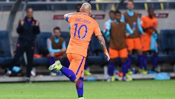 Sneijder Hollanda'ya beraberliği getirdi