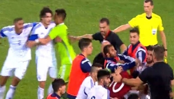 Türkiye - Güney Kıbrıs maçında saha karıştı
