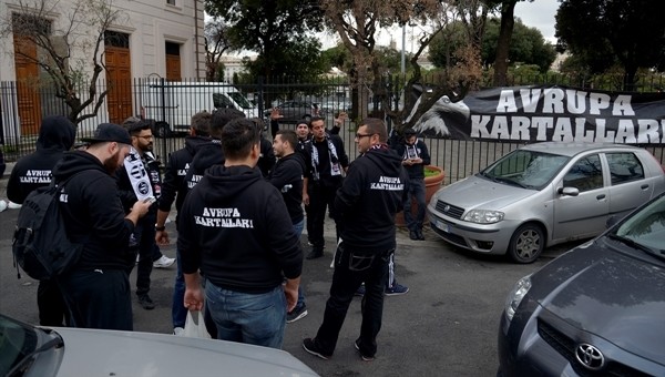 Beşiktaş taraftarı Napoli'ye akın etti