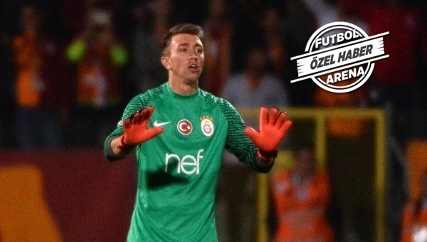 Muslera soyunma odasında alkışlandı