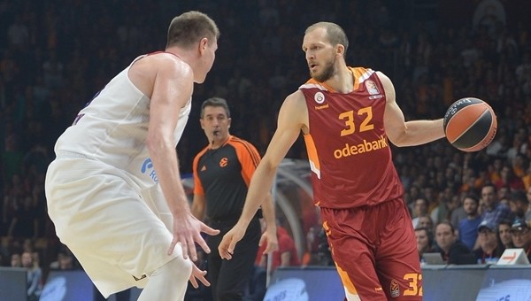 Galatasaray - CSKA maçında hakemler sahayı terk etti