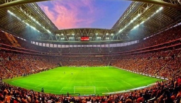 Galatasaray taraftarı Arena'ya hücum ediyor