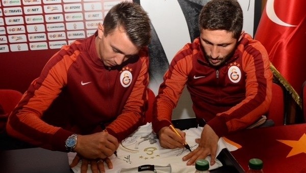 Galatasaray taraftarıyla buluştu