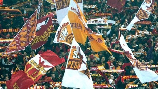 Galatasaray'dan taraftarlara bedava bayrak