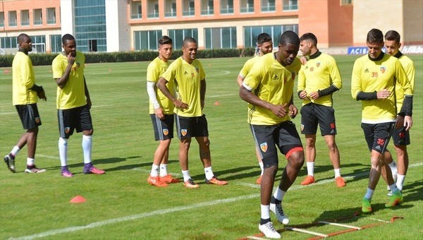 Kayserispor'da kamp öncesi idman