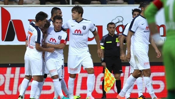 Lider Başakşehir, Alanyaspor'u ezdi geçti