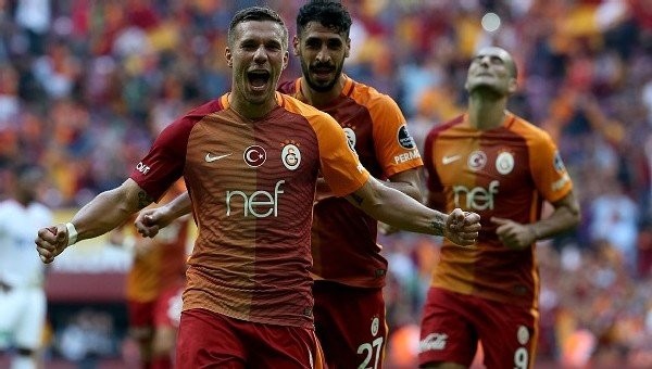 Podolski'den Beşiktaş taraftarına taş!